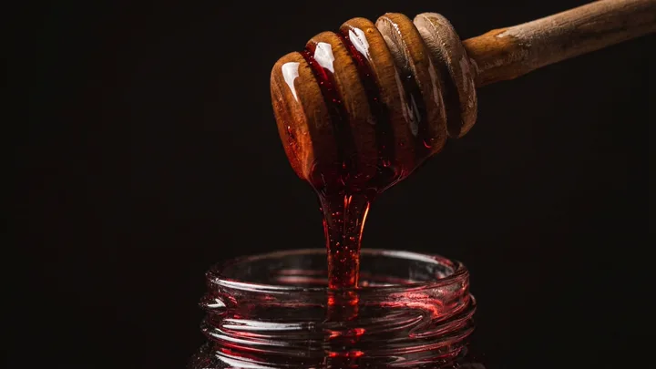 Purified red honey